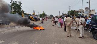 Sugarcane price protest: Farmers throw stones at vehicles on Pune-Bengaluru NH - The Hindu