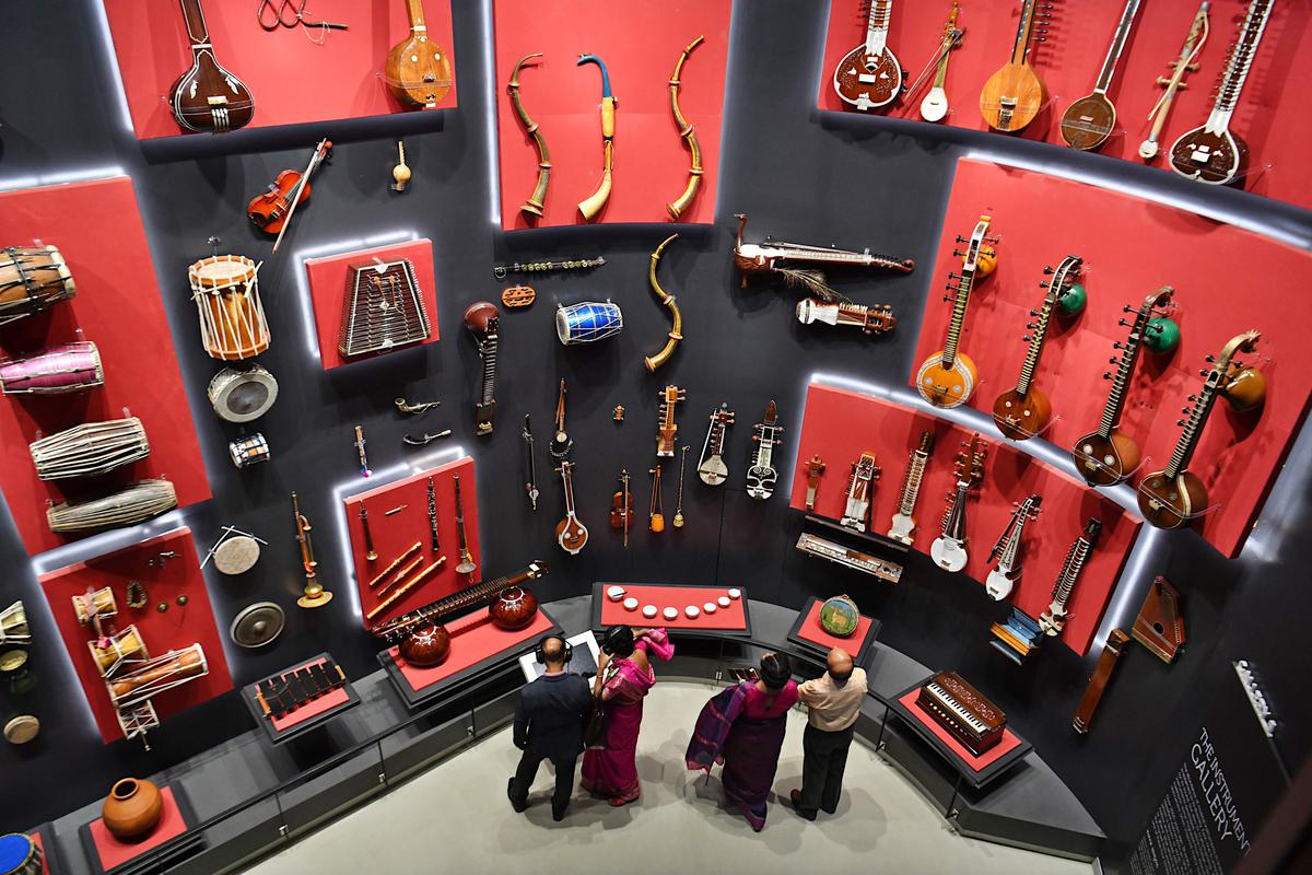 Diverse muziekinstrumenten van over de hele wereld in het Indian Music Experience Museum in Bangalore.