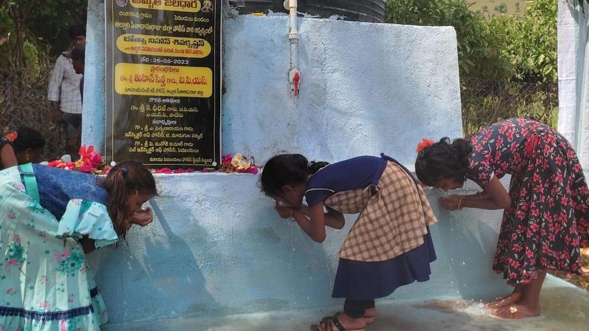 Andhra Pradesh Alluri Sitharama Raju police arrange drinking water