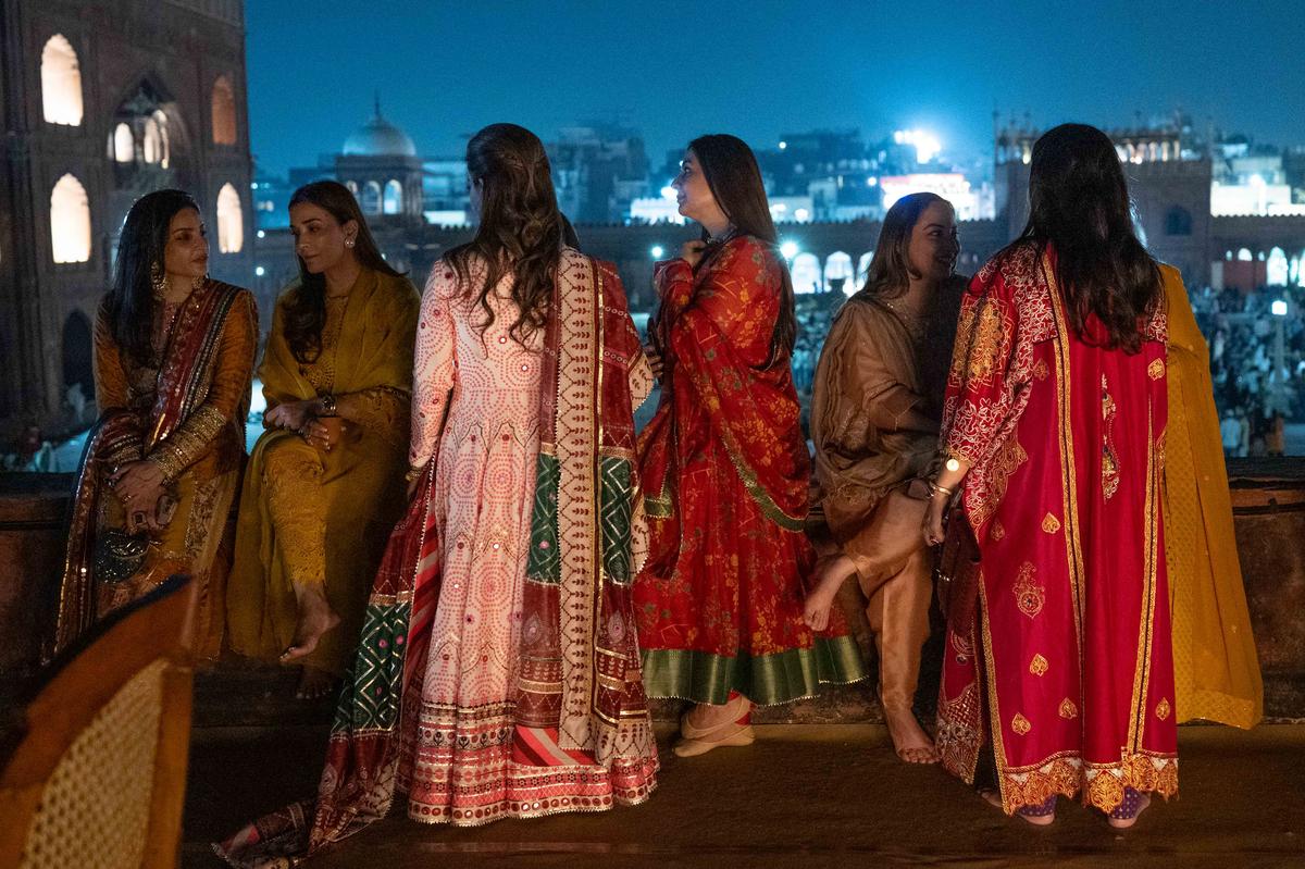 On the day The Collectables launched, the Imam of Jama Masjid along with the designer hosted iftar, where guests wore Mayyur Girotra 