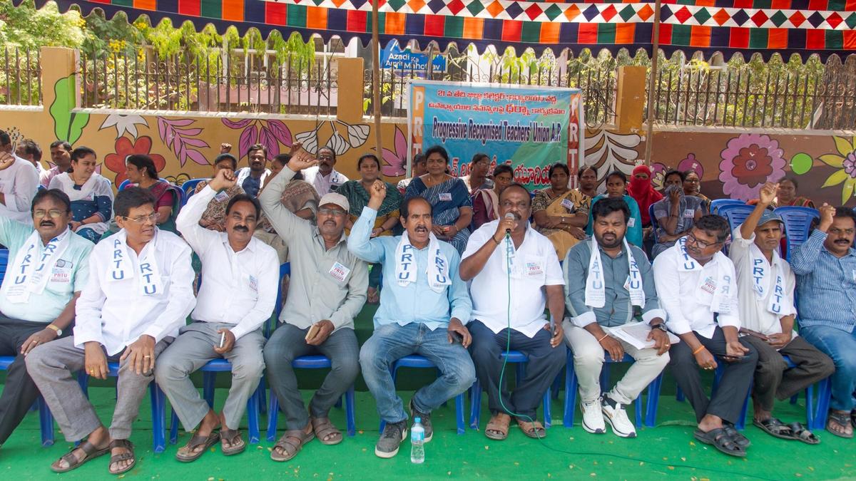 Visakhapatnam teachers stage protest demanding Pay Revision Commission, interim relief