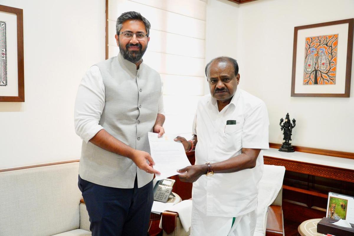 Sribharat discusses VSP employees concerns with HD Kumaraswamy