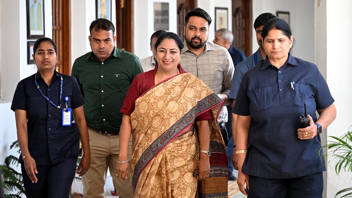 Delhi Government tightens pollution control measures; announces electric vehicle push