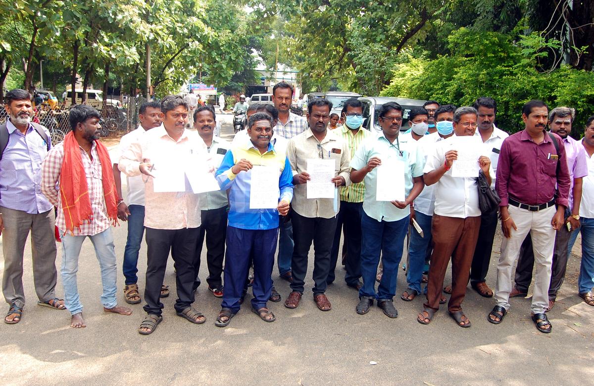 Tasmac workers seek action against fake media persons