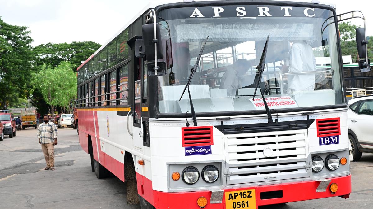 नेल्लोर में एपीएसआरटीसी बस की चपेट में आने से ग्यारह वर्षीय बच्चे की मौत, उसका भाई घायल