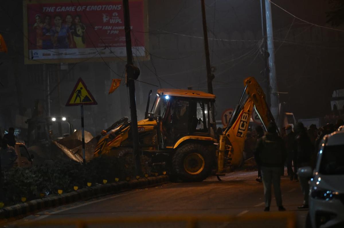Demolição de supostas invasões ilegais por uma mesquita e cemitério em Turkman Gate, em Nova Delhi, em 7 de janeiro de 2026.