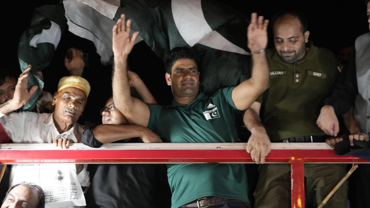 Emotional family reunion, cheerful welcome by fans mark Arshad Nadeem's return