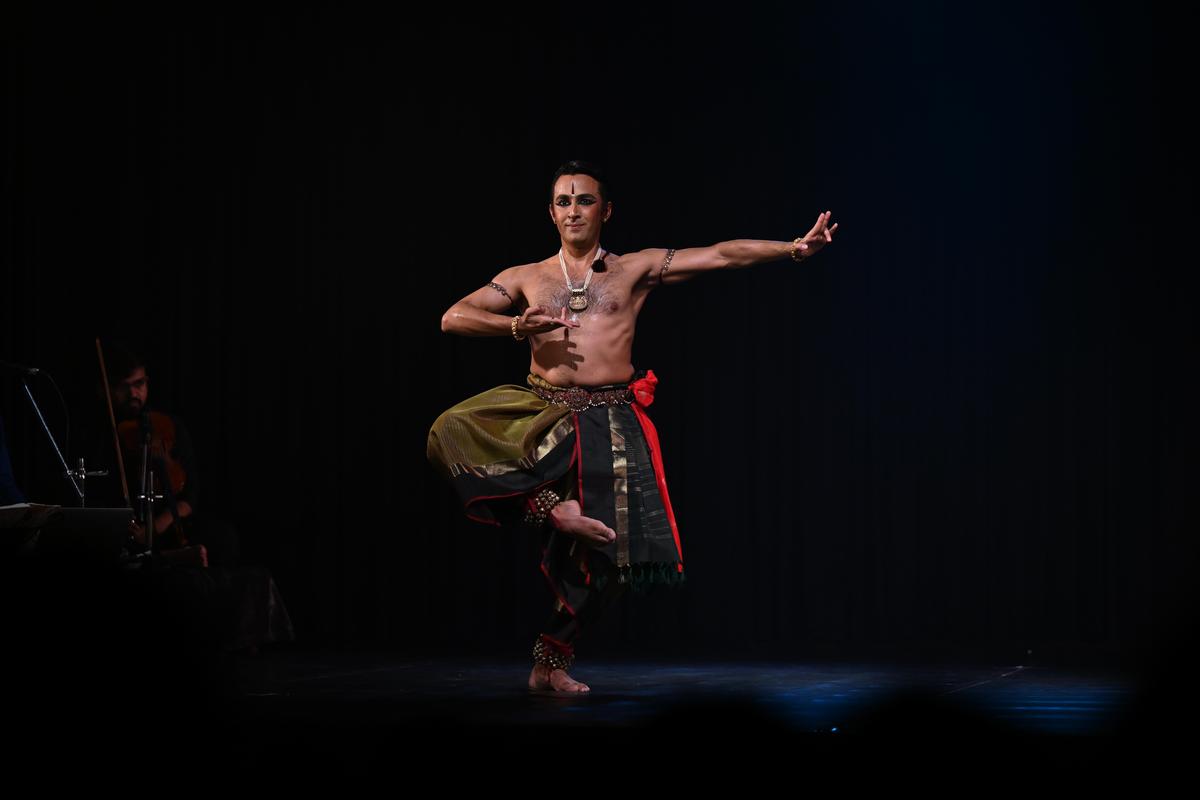 क्रिस्टोफर के आंदोलन ने स्वच्छ ज्यामिति और लयबद्ध अभिव्यक्ति पर जोर दिया।