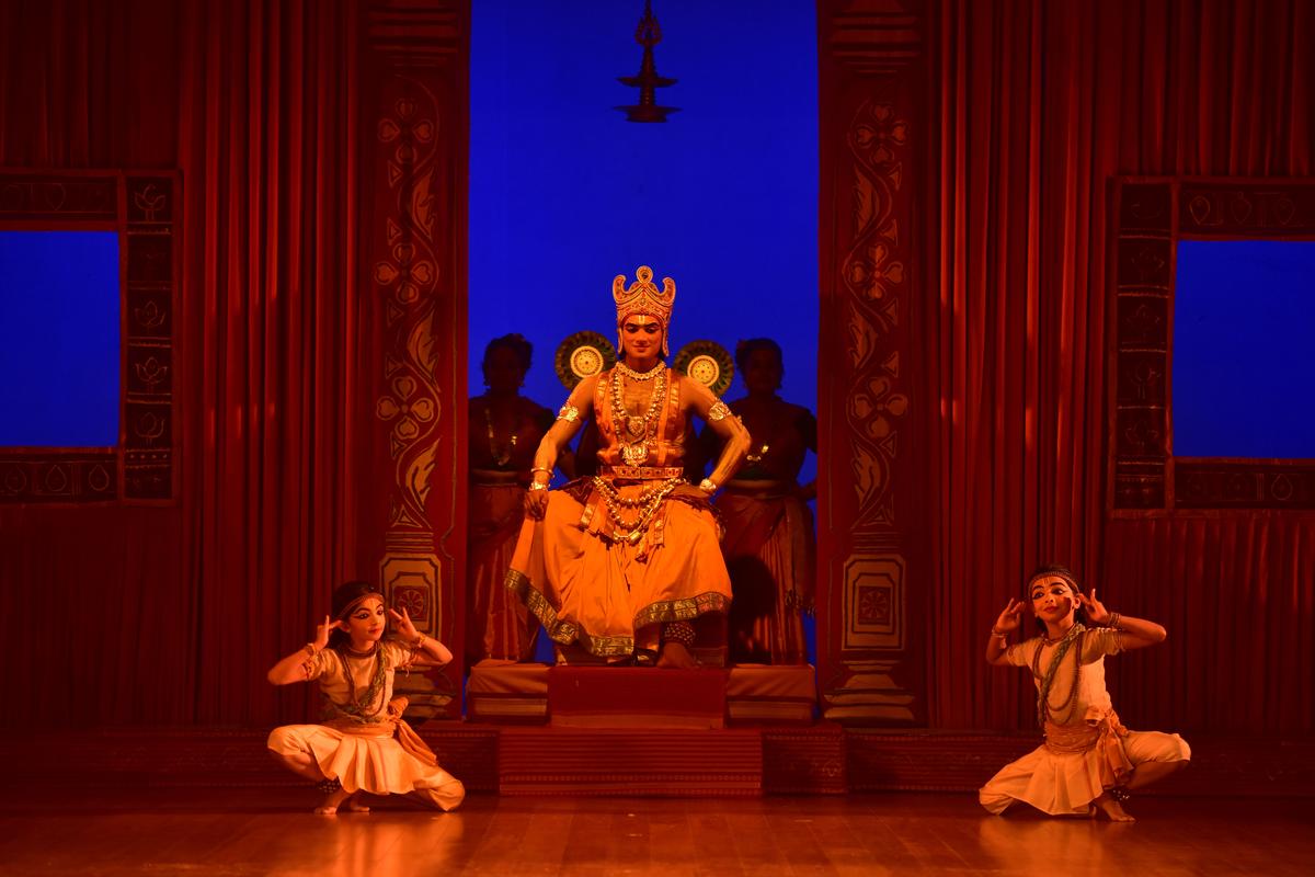 2025 महोत्सव में नृत्य नाटिका में अक्षिता कृष्णा और समानविता लक्ष्मी लव और कुश के रूप में और राजकमल श्री राम के रूप में