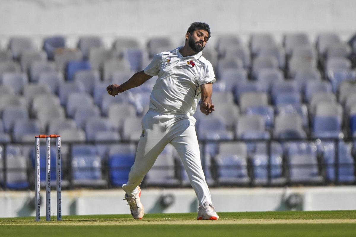 El jugador de bolos de Mumbai, Mohit Avasthi, en acción.