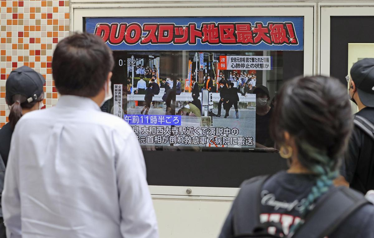 People watch TV news reporting Japan’s former Prime Minister Shinzo Abe was shot, in Tokyo People watch TV news reporting Japan’s former Prime Minister Shinzo Abe was shot, in Tokyo