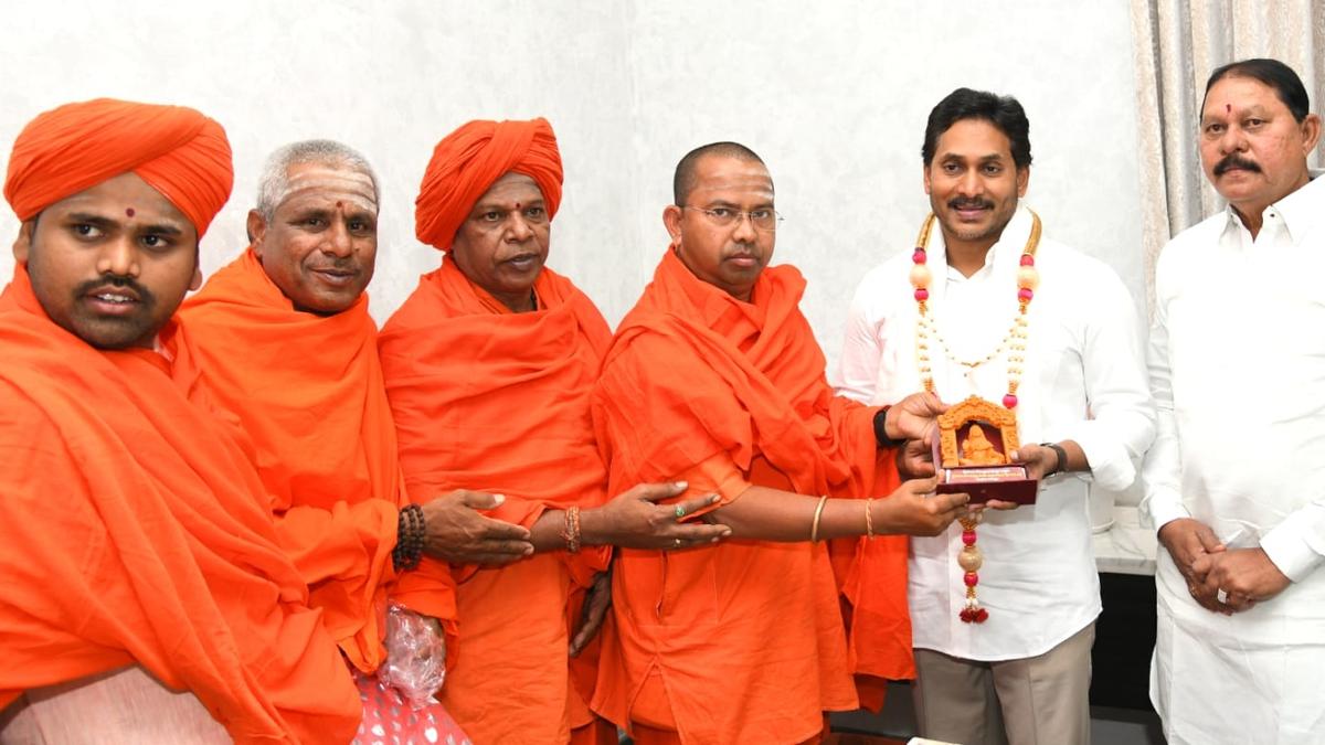 Spiritual leaders from Karnataka invite Jagan for bhoomi pooja