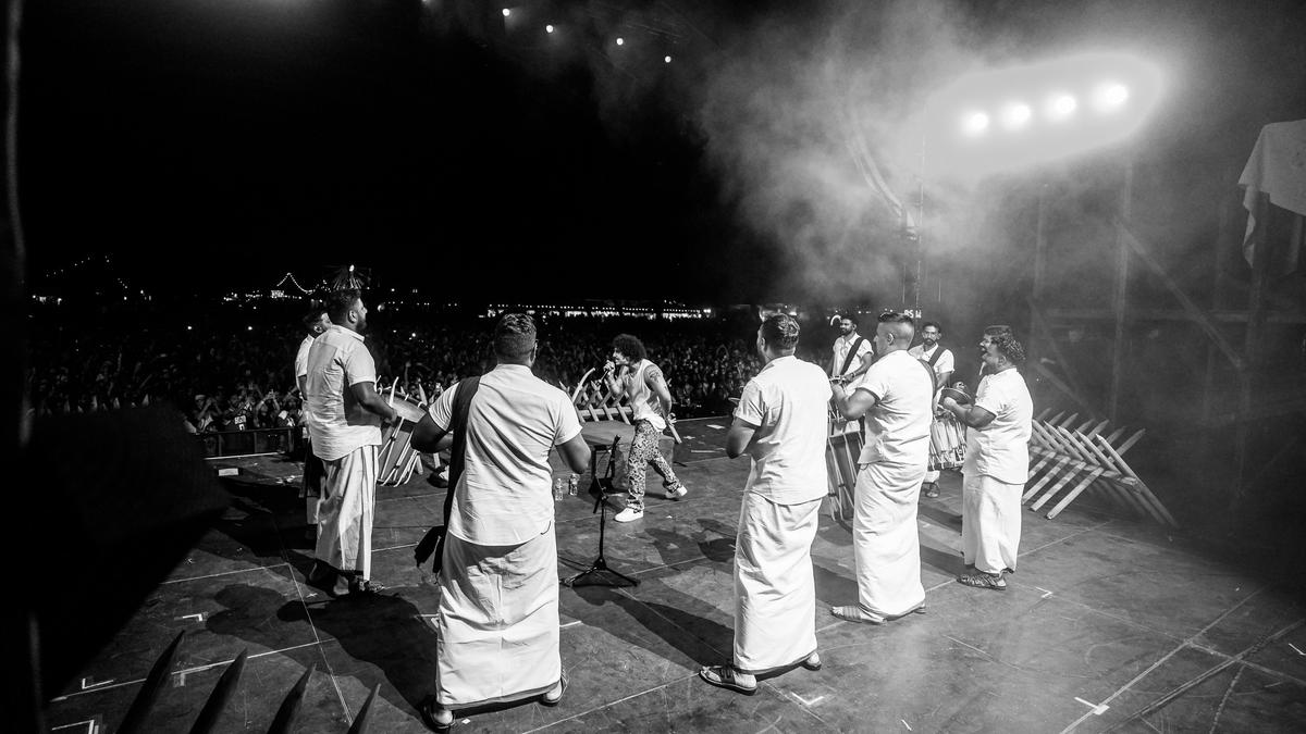 कोचुवेटिल बीट्स कोचेला में हनुमिंकड के साथ प्रदर्शन कर रहा है कोचुवेटिल बीट्स कोचेला में हनुमिंकड के साथ प्रदर्शन कर रहा है