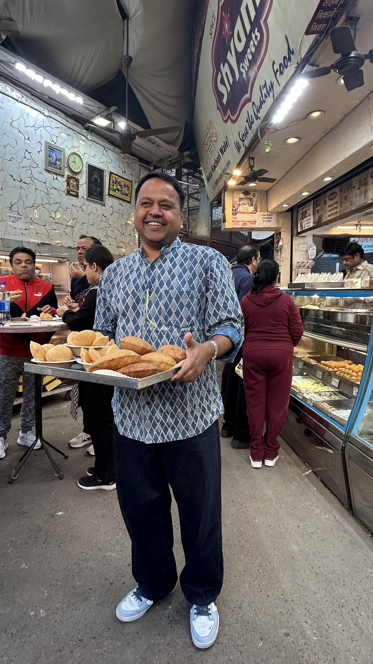  फूड वॉक के दौरान देबाशीष