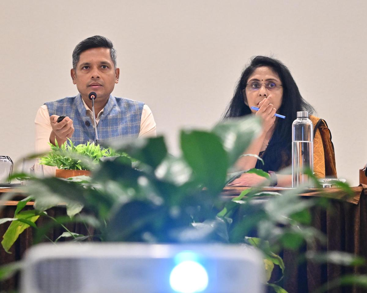 Ketua Pejabat Pemilihan Umum, Kerala, Rathan U. Kelkar memimpin pertemuan pembaruan mingguan dengan perwakilan dari berbagai partai politik mengenai SIR di Thiruvananthapuram pada hari Sabtu. 