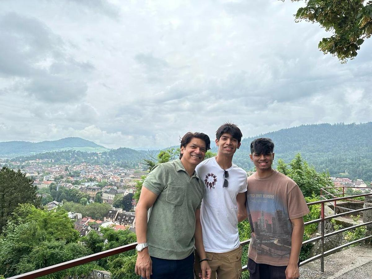 Singer Shaan and his sons Soham and Maahi cause a sensation in Cannes