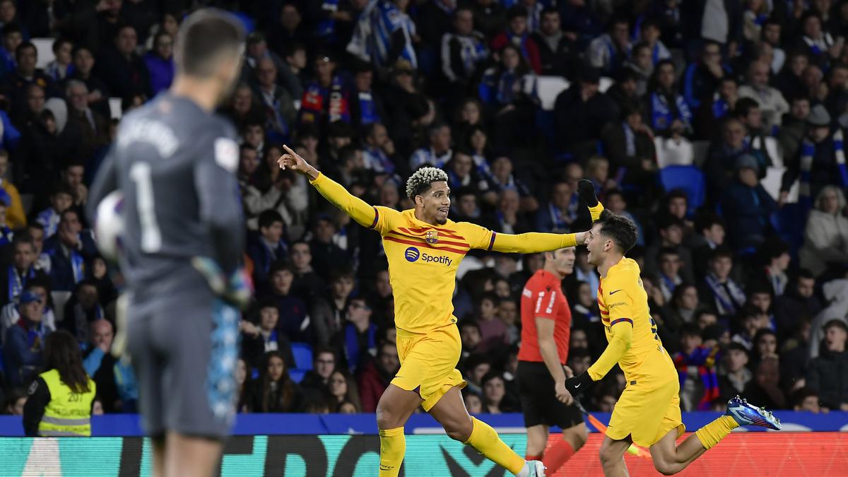 Soccer-Araujo's late goal gives Barcelona 1-0 win at Real Sociedad