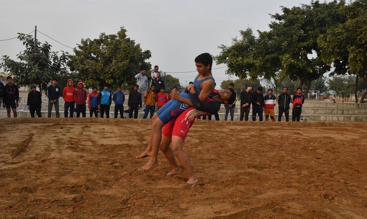 Khushi Arya overpowers her opponent.