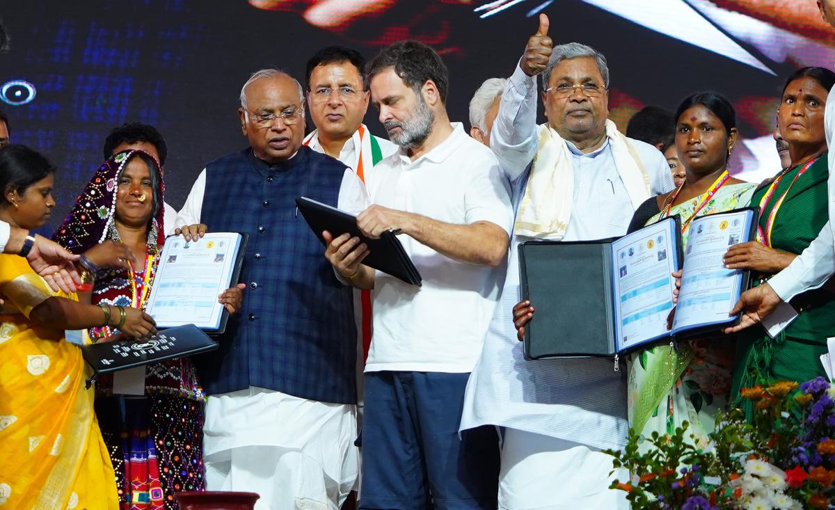 Opposition leaders distributed the “Hakku Patra” in Lok Sabha Rahul Gandhi, AICC President Mallikarjun Kharge and Chief Minister Siddaramaiah on Tuesday in Hosapete, Vijayanagara area. Opposition leaders distributed the “Hakku Patra” in Lok Sabha Rahul Gandhi, AICC President Mallikarjun Kharge and Chief Minister Siddaramaiah on Tuesday in Hosapete, Vijayanagara area.