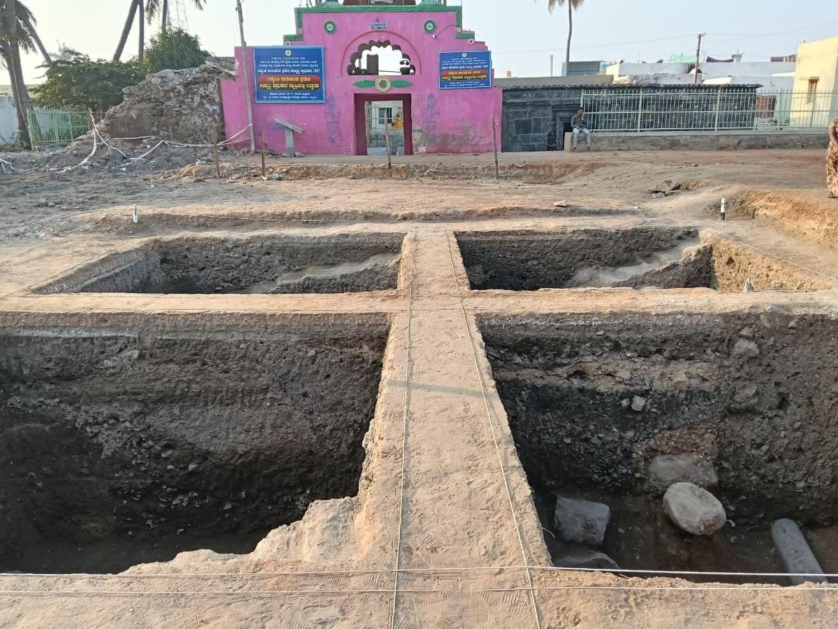 গদগ জেলার লাকুন্ডি গ্রামে কোট বীরভদ্রেশ্বর মন্দিরের কাছে খনন স্থানের একটি দৃশ্য যেখানে 16 জানুয়ারি খনন শুরু করা হয়েছিল। 