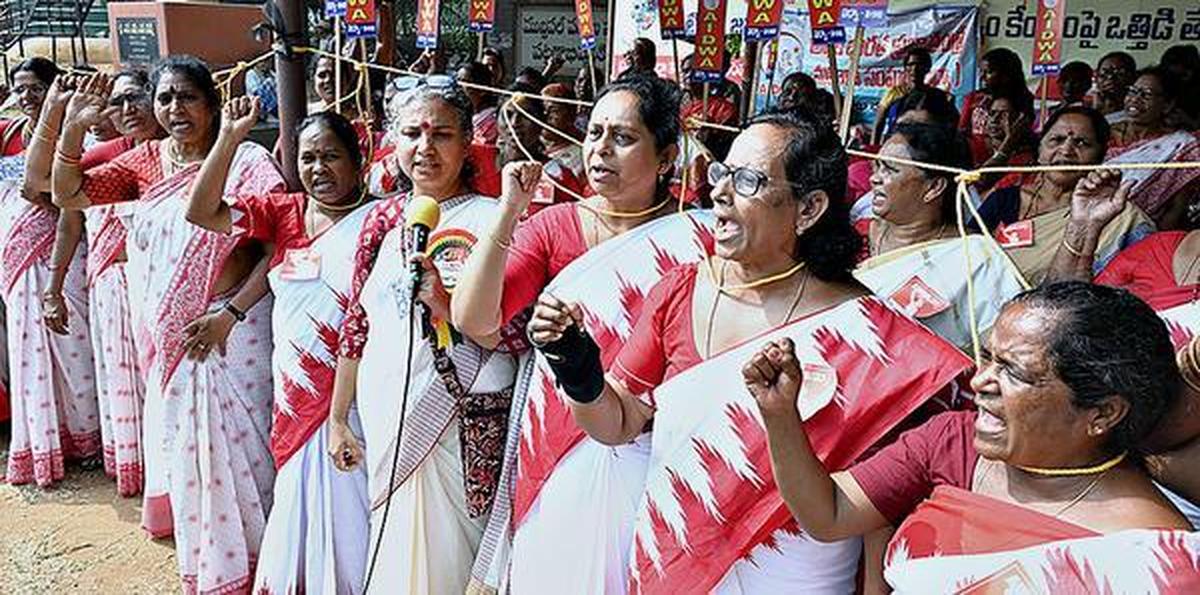 thehindu.com - V. Kamalakara Rao - 500 Visakhapatnam Steel Plant employees opt for third phase of VRS amid merger push