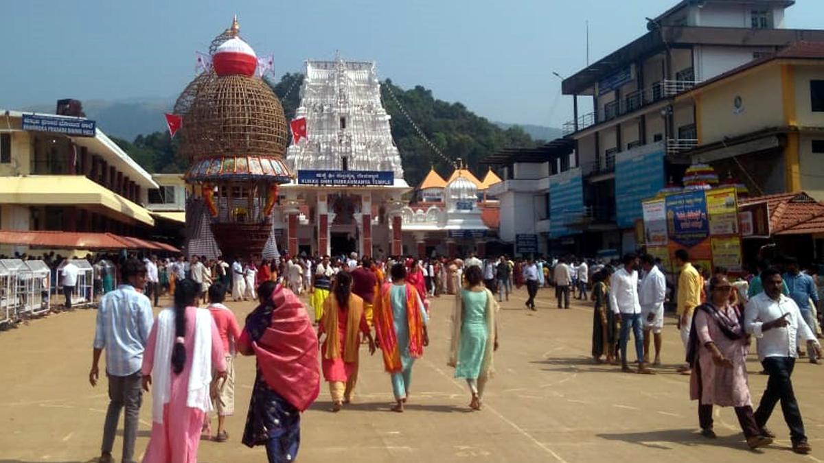 Karnataka’s Muzrai Dept. disburses ₹38 lakh to 254 students of priest families; five get ₹1 lakh each for overseas study