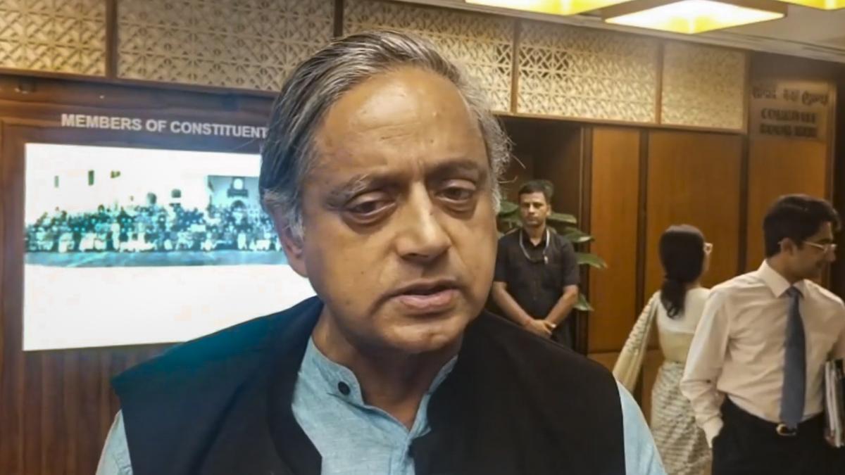 ‘First decide which party you belong to’: Muraleedharan’s dig at Shashi Tharoor over CM survey
