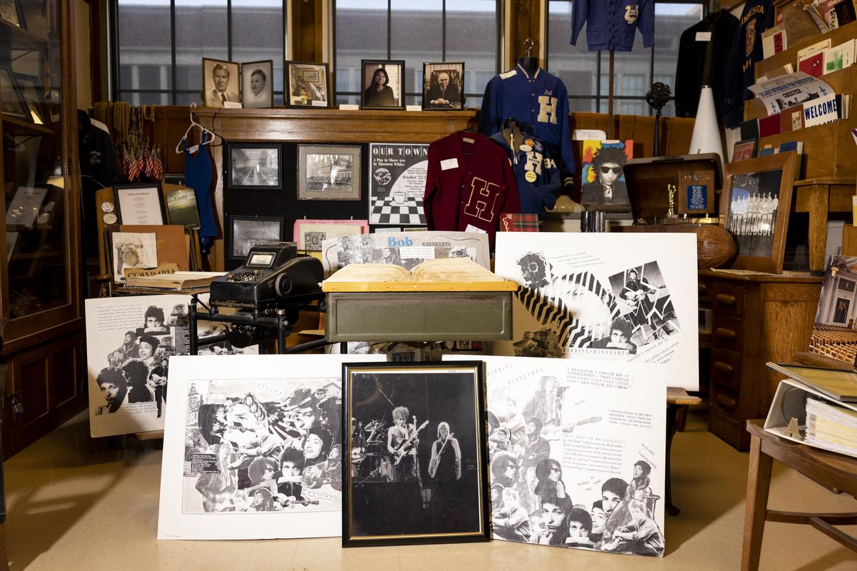 Lembranças de Bob Dylan em exibição na Hibbing High School em Hibbing, Minnesota.  Ele se formou na escola em 1959.