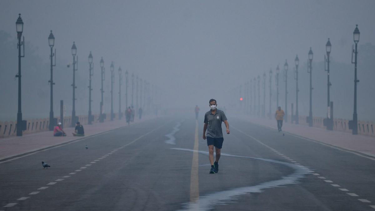 Delhi's air quality remains 'very poor', AQI at 367