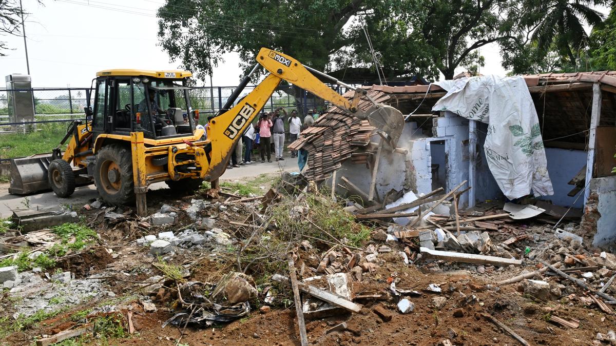Salem Corporation demolishes encroachments near Pallapatti Lake