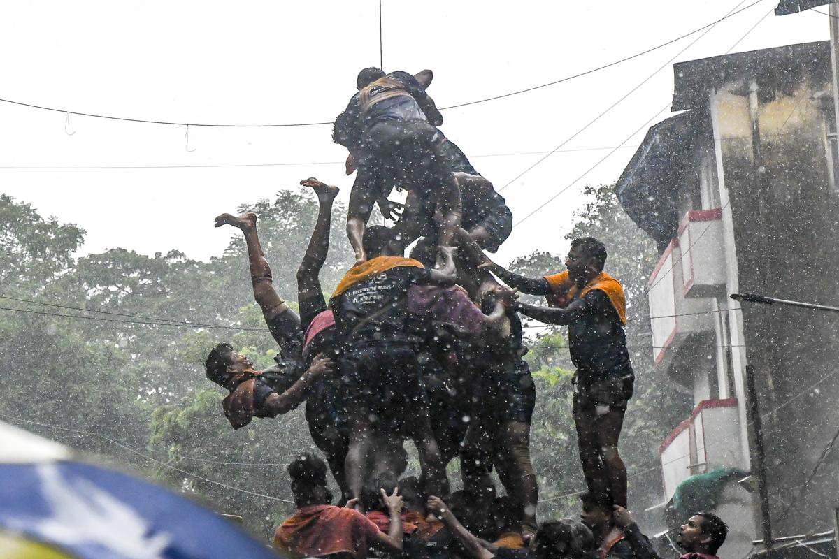 मुंबई में दाही हाथी के दौरान मानव पिरामिड में पानी का छिड़काव किया जा रहा है।