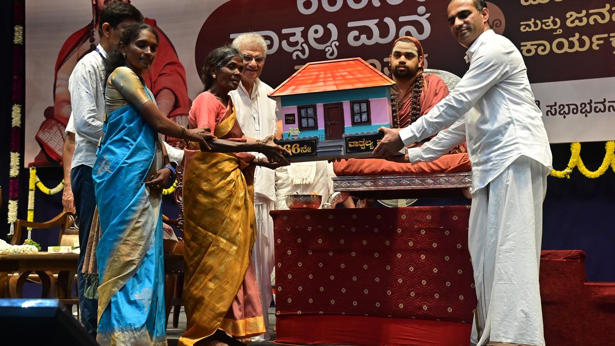 Sringeri seer asks people to involve in philanthropic activities