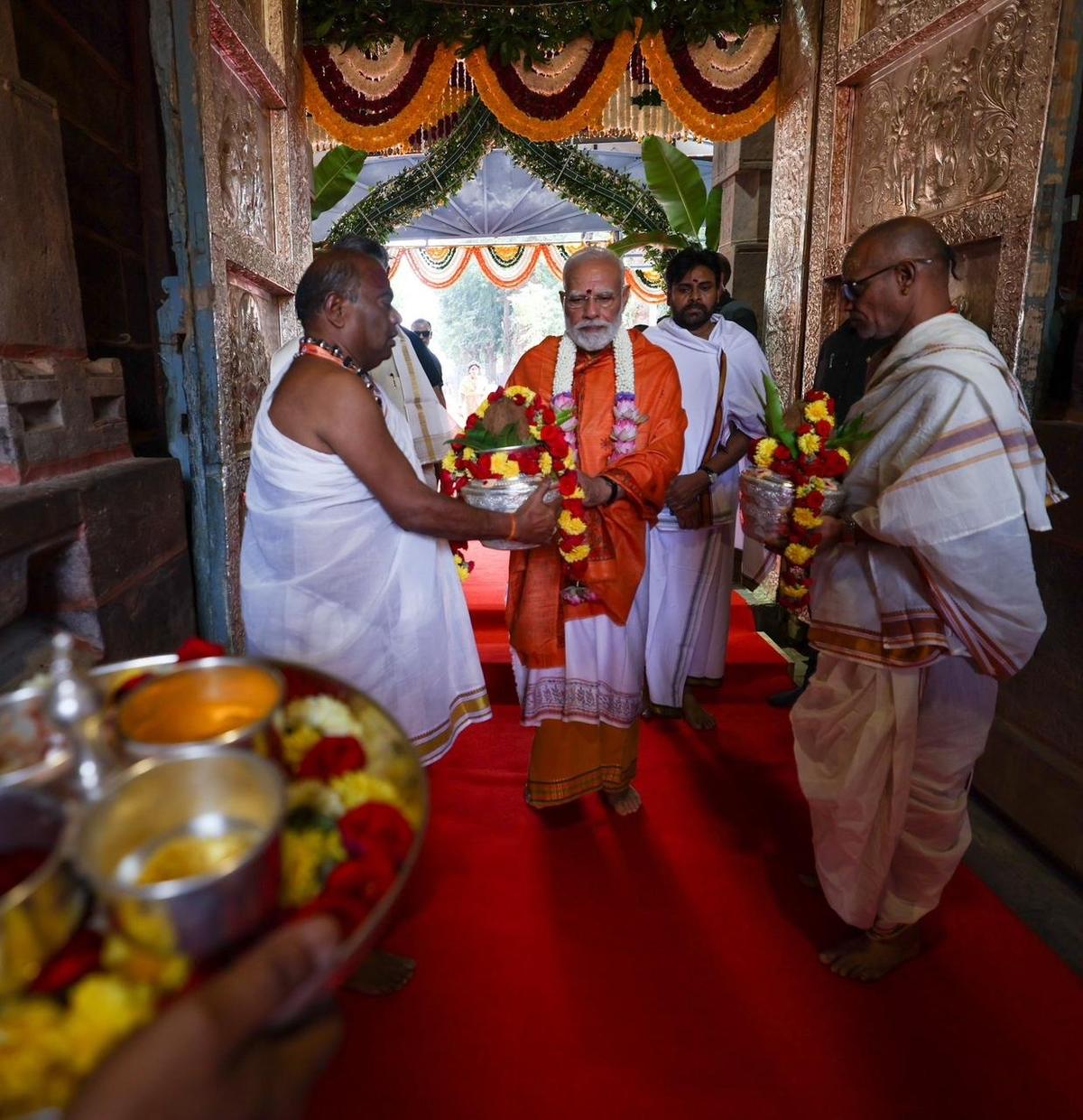 Prime Minister Narendra Modi being welcomed as per temple traditions on his arrival at the Jyothirlinga shrine of Sri Bhramaramba Mallikarjuna Swamy temple at Srisailam on Thursday (October 16). 