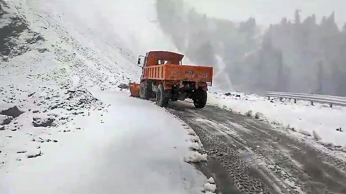 Snow, rainfall trigger cold wave in Kashmir, disrupts traffic movement