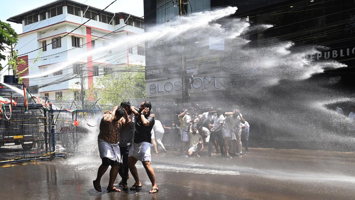 Youth Congress workers, police clash in Kottayam