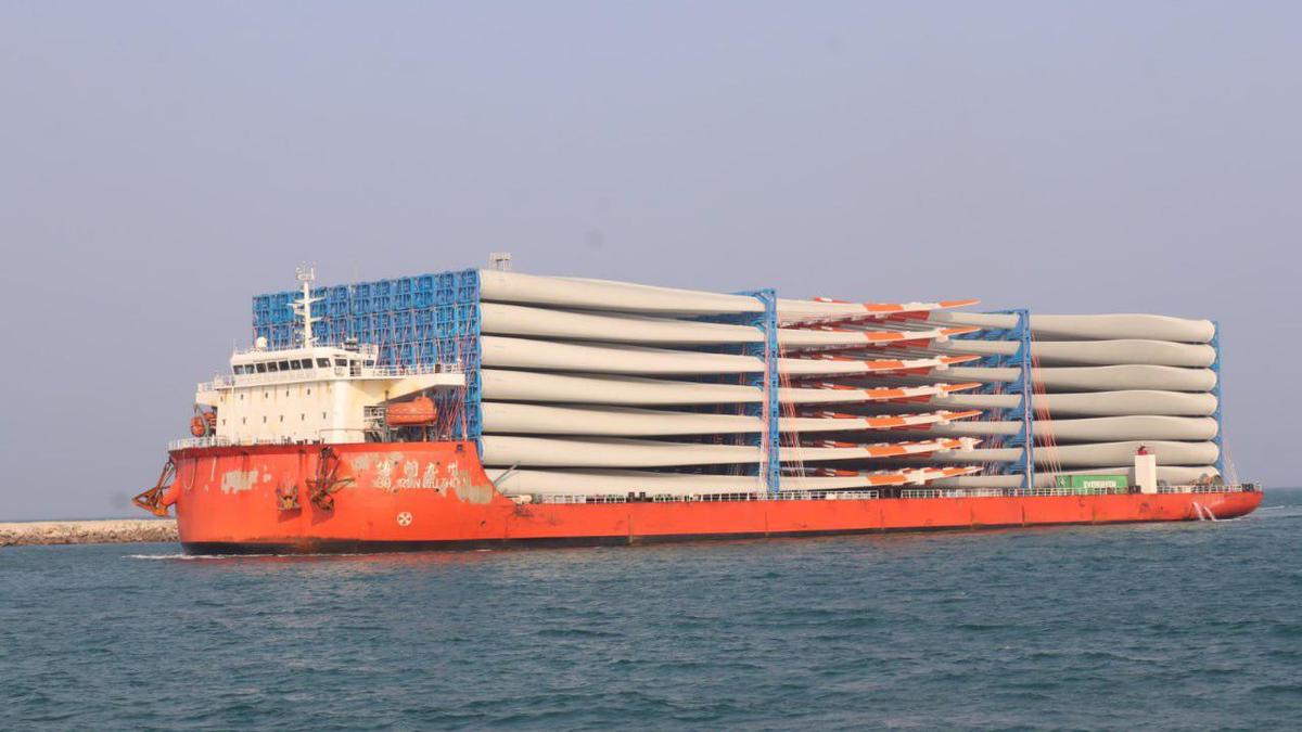 V.O.C. Port sets national record by handling 147 windmill blades from single vessel