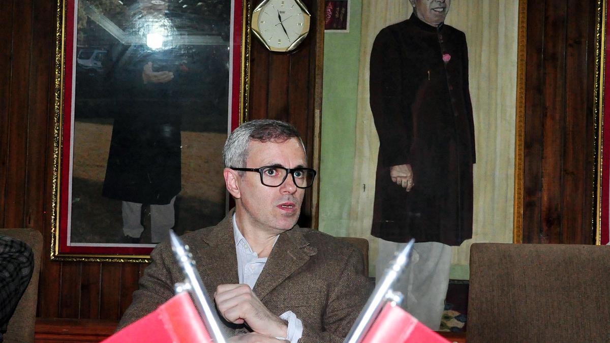 J-K admin 'incompetent', befooled four times, says Omar Abdullah over conman issue