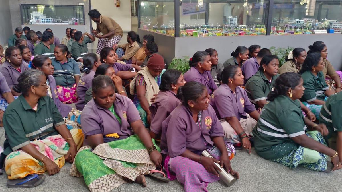 Conservancy workers stage dharna at Salem Corporation office demanding Deepavali bonus, announce strike from Nov. 13