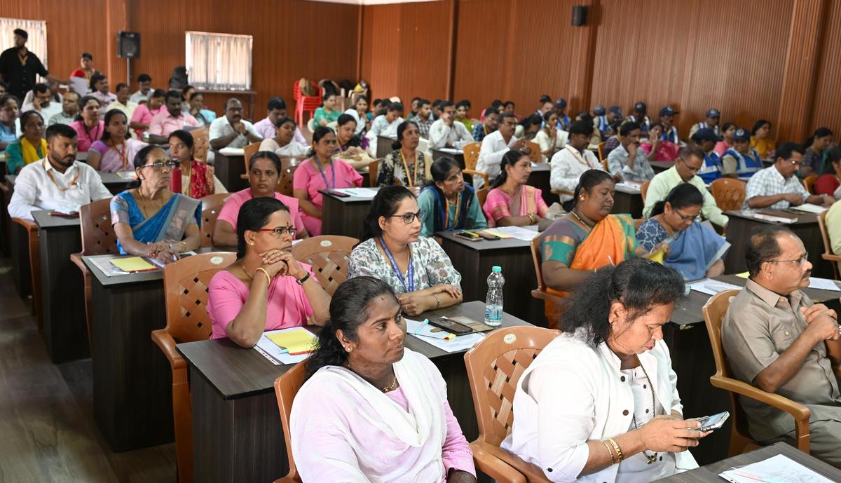 Funcionários do Departamento de Desenvolvimento da Mulher e da Criança, do Departamento de Bem-Estar Social, do Departamento do Trabalho e de outras agências participaram do workshop em Shivamogga em 11 de fevereiro de 2026.