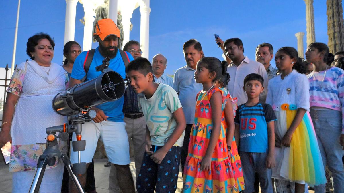 Sky-gazers line up at the beach to catch a glimpse of planets