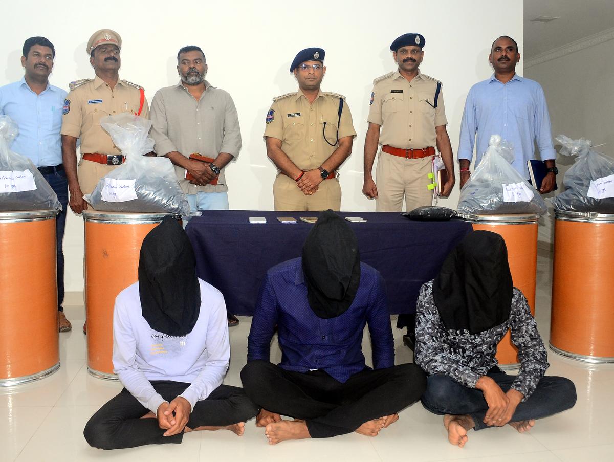 Paritosh Pankaj IDA Bollaram SP with the accused in Sangareddy.