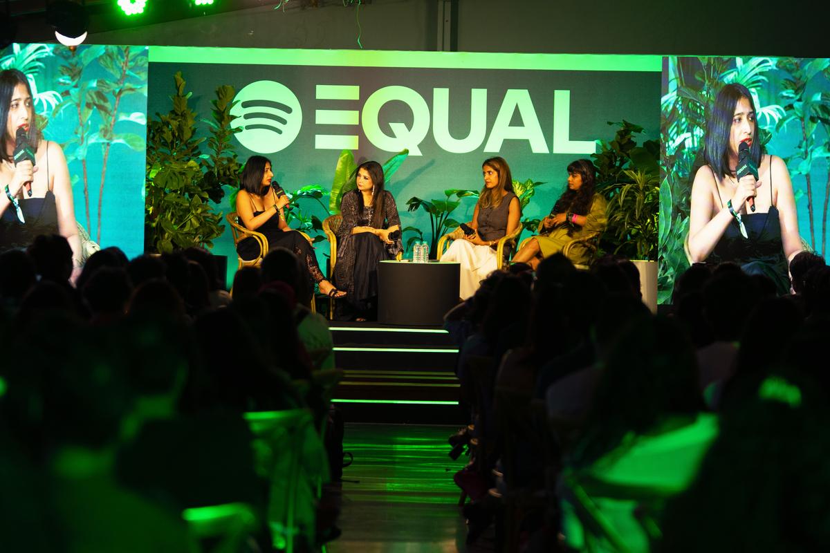 Kaushiki Chakraborty, Meghana Bhogle e Anushka Nain no painel de discussão sobre segurança das mulheres na indústria musical com o moderador Akhila Shankar