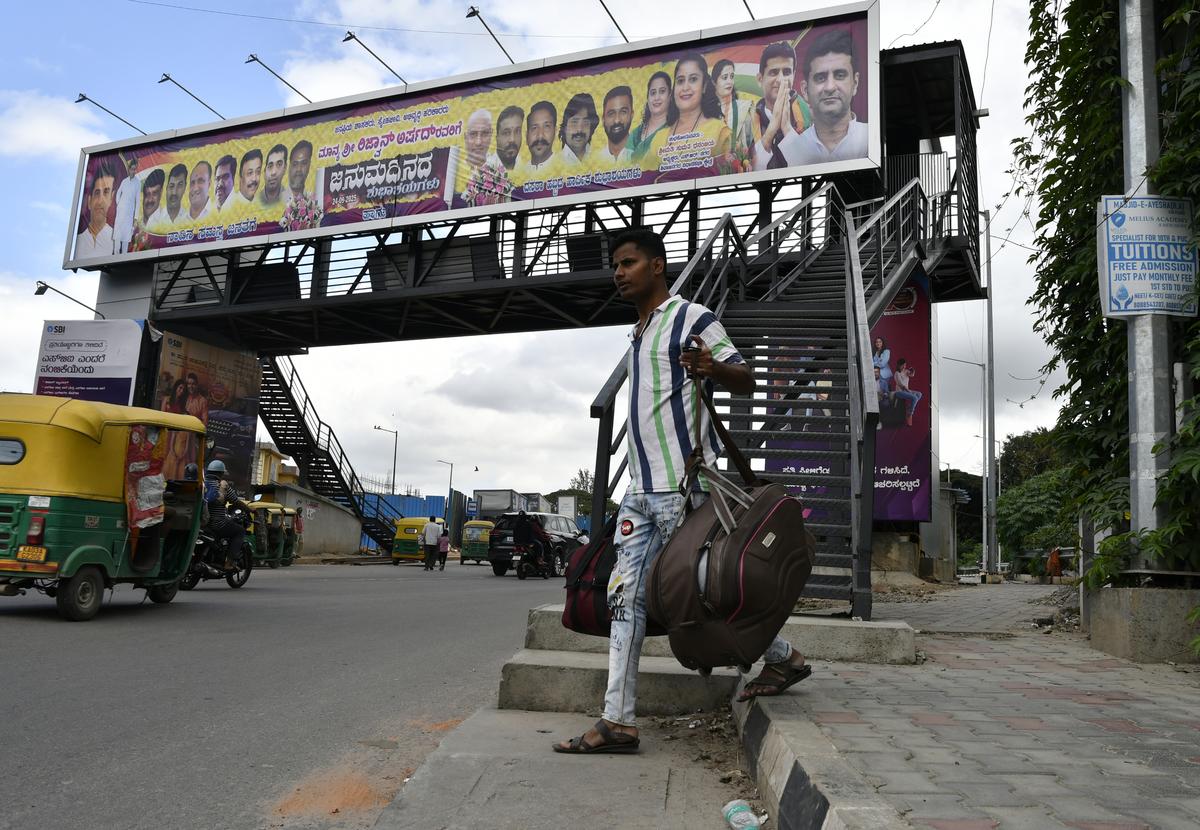 Pēdas pārlieku lielgabals Kantonas dzelzceļa stacijā Bengaluru. Eksperti saka, ka pilsoniskajai struktūrai regulāri jāizpēta faktori, kas padara noteiktus debesis populārus vai kāpēc no dažiem izvairās.