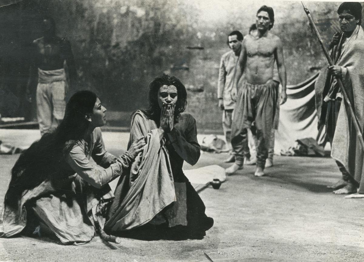 Mallika Sarabhai (extreme left) in the nine-hour adaptation of the Mahabharata by Peter Brook and Jean-Claude Carrire