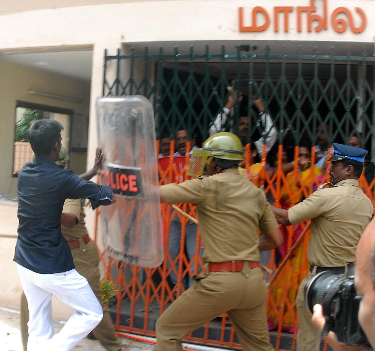 DMK cadres are being stopped by the police from attacking Kamalalayam, the Tamil Nadu unit BJP office in Chennai on September 23, 2007