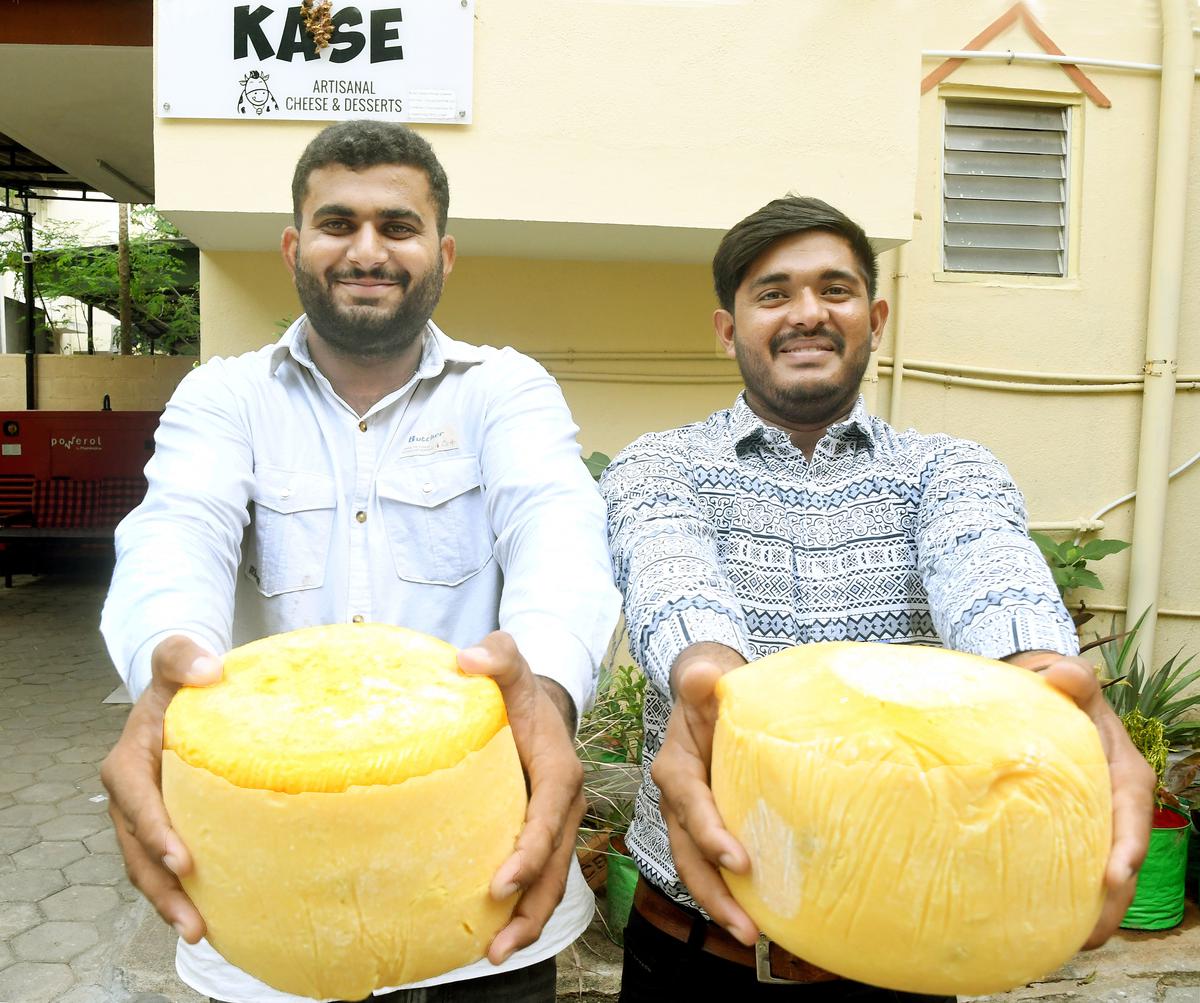 Kaasmakers uit Surendranagar, Gujarat, Arphanbhai Kalotra en Bhimsibhai Ghanghal