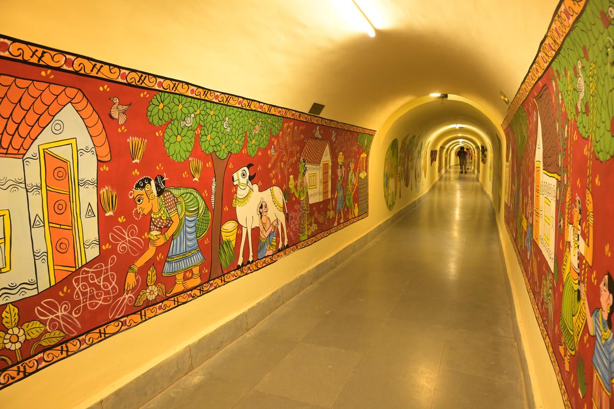 Terowongan bawah tanah yang menghubungkan dapur dan ruang makan Rashtrapati Nilayam Bolarum di Secunderabad dipenuhi dengan lukisan Cheriyal.