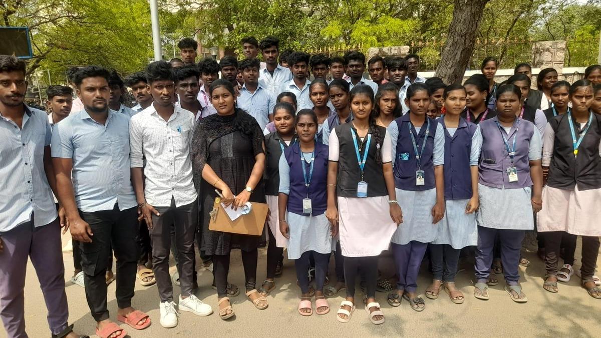 SFI demands conversion of MS University constituent colleges into government colleges