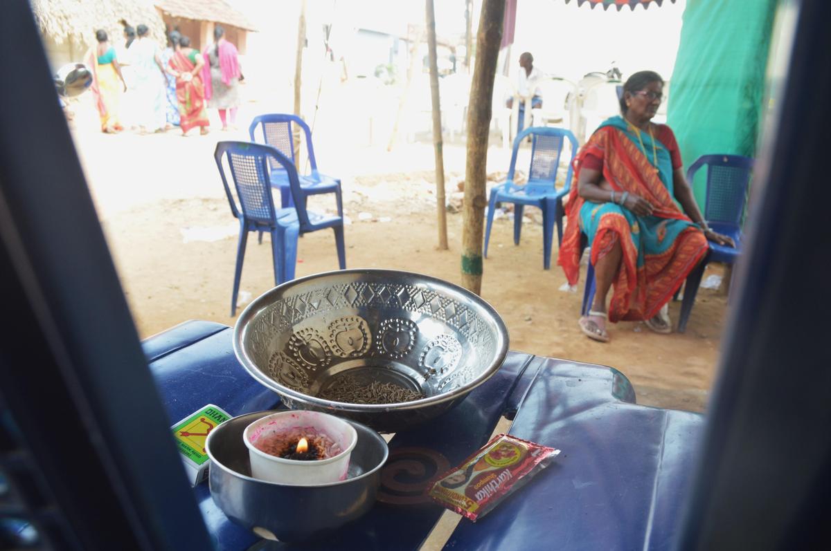 काकीनाडा जिले के वेतलापलेम गांव में पटाखा इकाई विस्फोट में एक रिश्तेदार की मौत पर विलाप करती एक महिला।