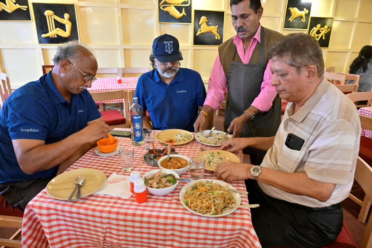 Alumni pesantren, Tahir Rahmatullah, Alfred Ramachandran, dan Regi Abraham, di Shinkows